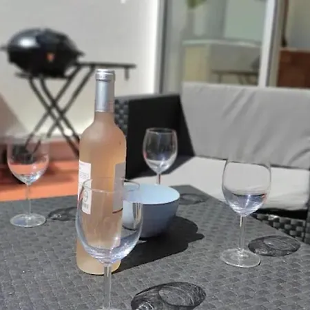 T2 Avec Piscine, Terrasse&plage à Pied Appartement